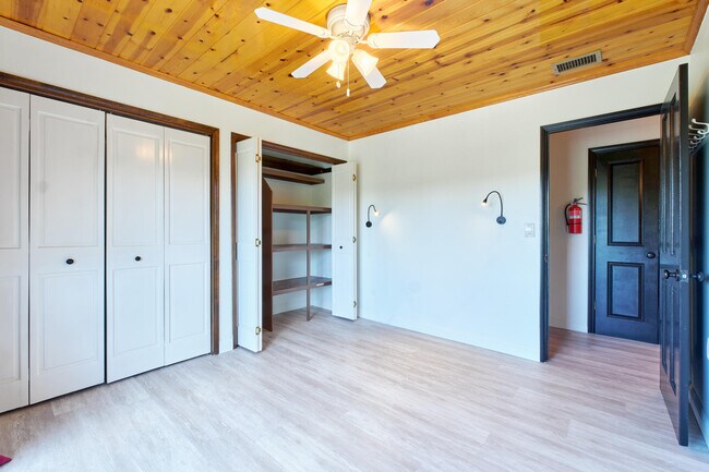 Building Photo - 509 Wallace Ln