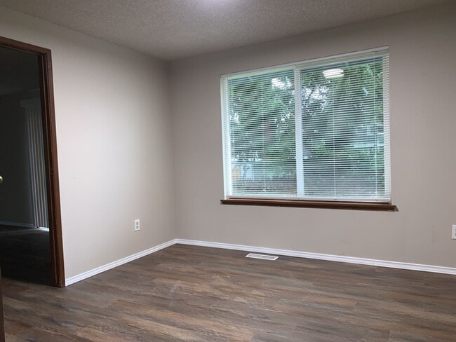 Building Photo - Beautiful 3Bd/1.5 Ba Federal Way Home.