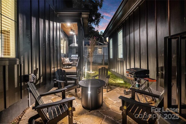 Building Photo - 705 S Torrence St