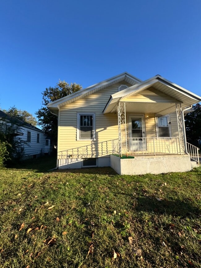 Building Photo - 614 W 8th Ave