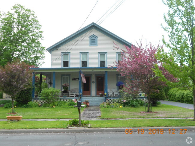 Building Photo - 305 Main St