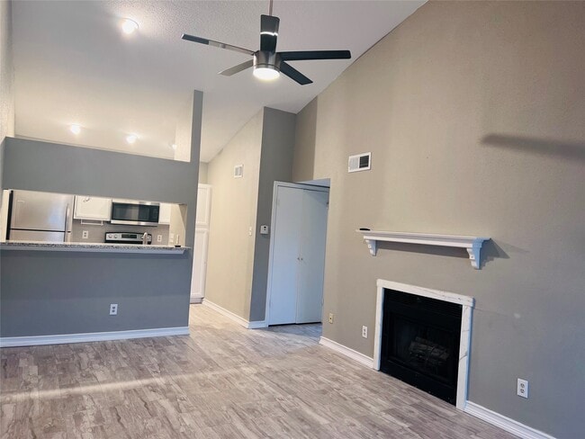 Building Photo - 2121 El Paseo St