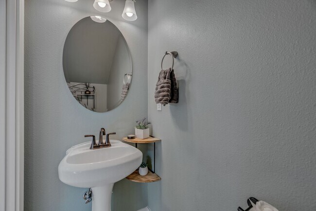 Building Photo - Stunning, spacious 4-bdrm/4-bath in Tigard. Fireplace, massive decks, next to nature