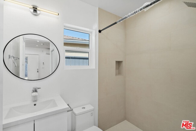 Building Photo - 7823 Kenyon Ave