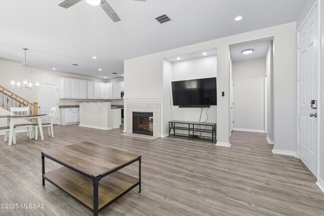 Building Photo - 2732 N Neruda Ln