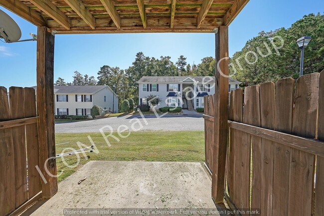 Building Photo - 3/2 Ground Floor apartment with new floori...