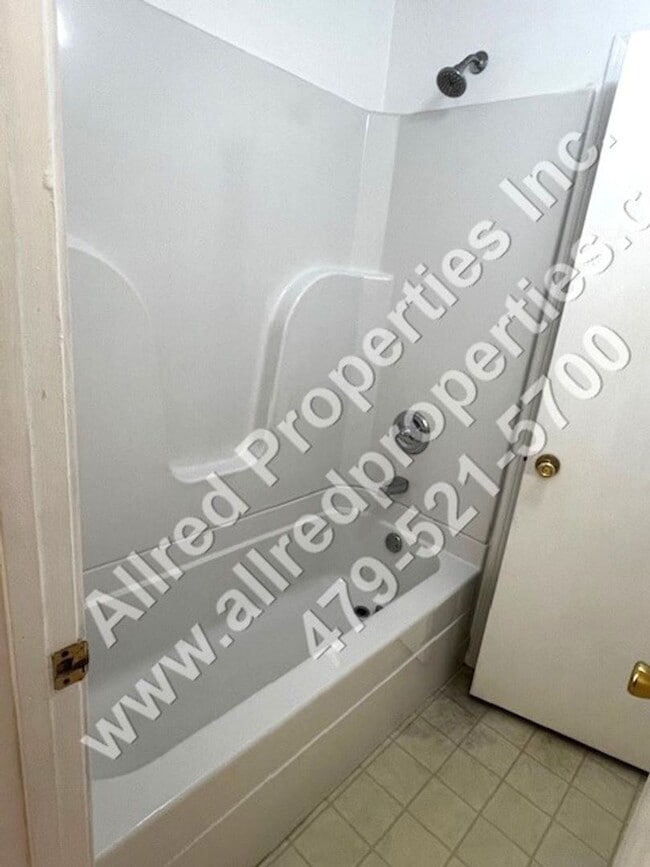 Building Photo - 2 Bedroom Duplex With NEW LVP Flooring In ...