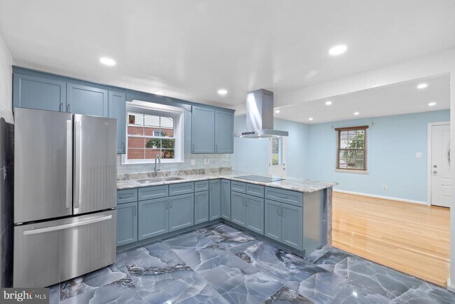 Building Photo - 2913 Collins Ave