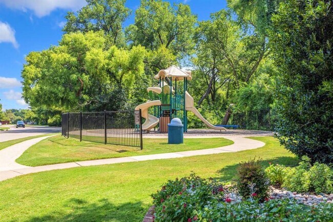 Building Photo - 2453 Cimmaron Dr