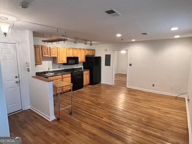 Building Photo - 323 8th St NE