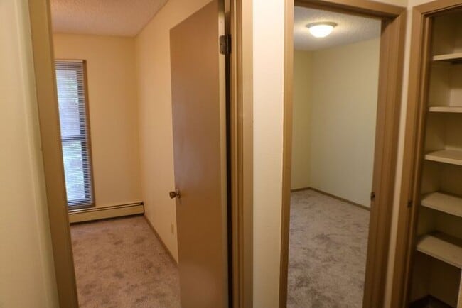 Building Photo - $925 | 2 Bedroom, 1 Bathroom Apartment | N...
