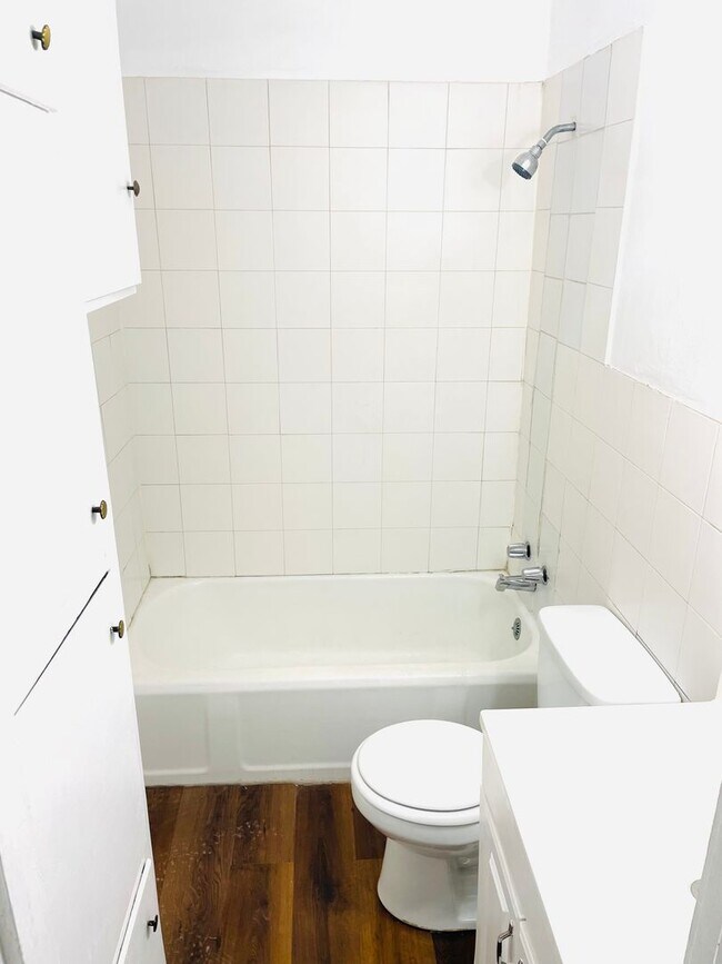 Building Photo - ** 3 bed 1 bath located close to Jackson Hospital ** Call our self showing number to schedule a t...