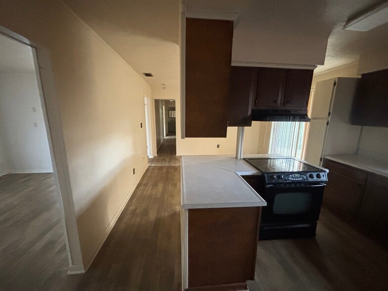 Building Photo - 929 Cypress Ave