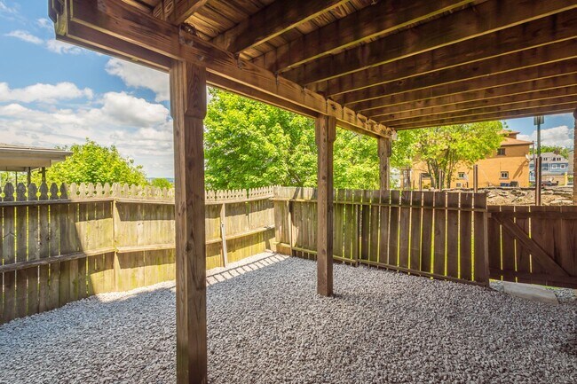 Building Photo - Gorgeous 2 bedroom in Pittsburgh available July 15!