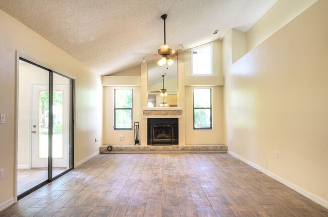 Building Photo - 179 Frontier Dr