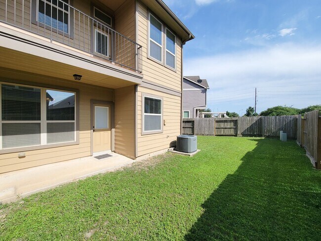 Building Photo - NEW 3 BEDROOM 2.5 BATH 2 CAR GARAGE HOME I...