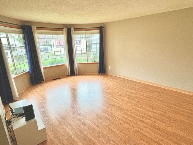 Building Photo - Linwood Neighborhood, Milwaukie Home on Quiet Cul-de-sac, 2 Car Garage, A/C, Huge Fenced Backyard