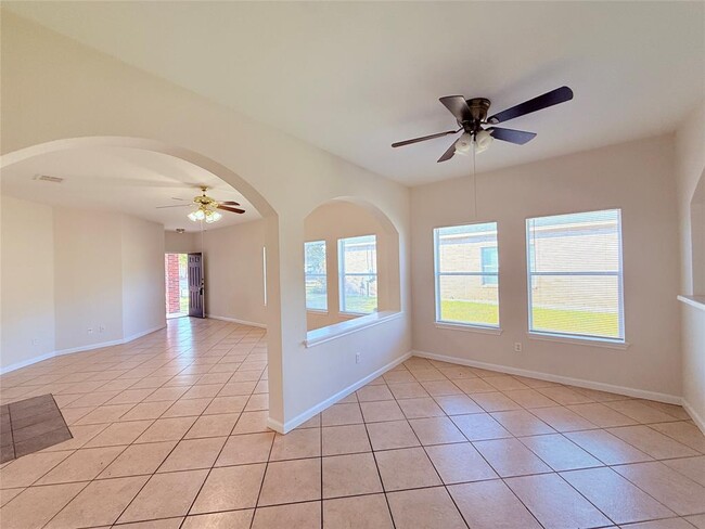 Building Photo - 702 Estancia Way