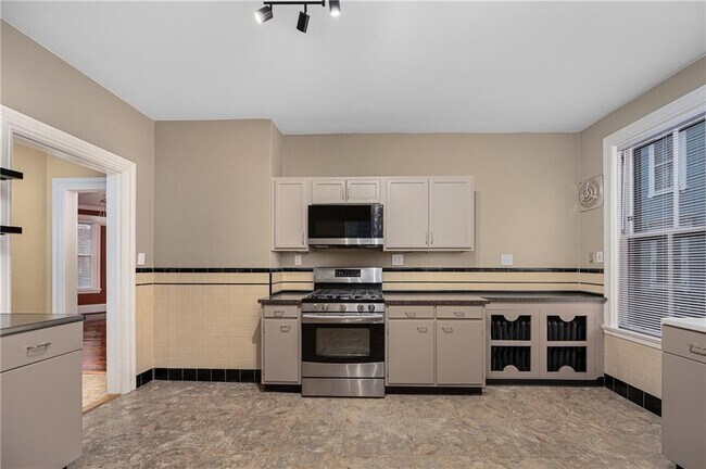 Building Photo - 22 Sycamore St