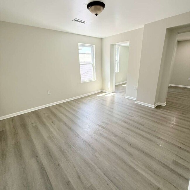 Building Photo - 2021 Hampton Ave