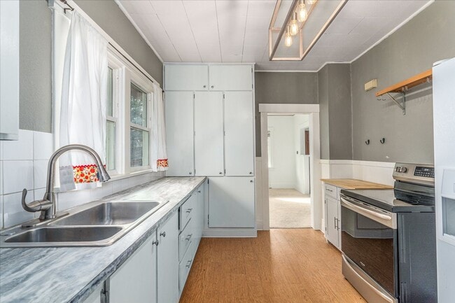 Building Photo - South Hill Charmer 3 bed, 1 bath available...