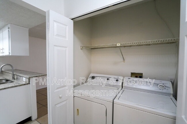 Building Photo - 3253 Bloomingdale Villas Ct