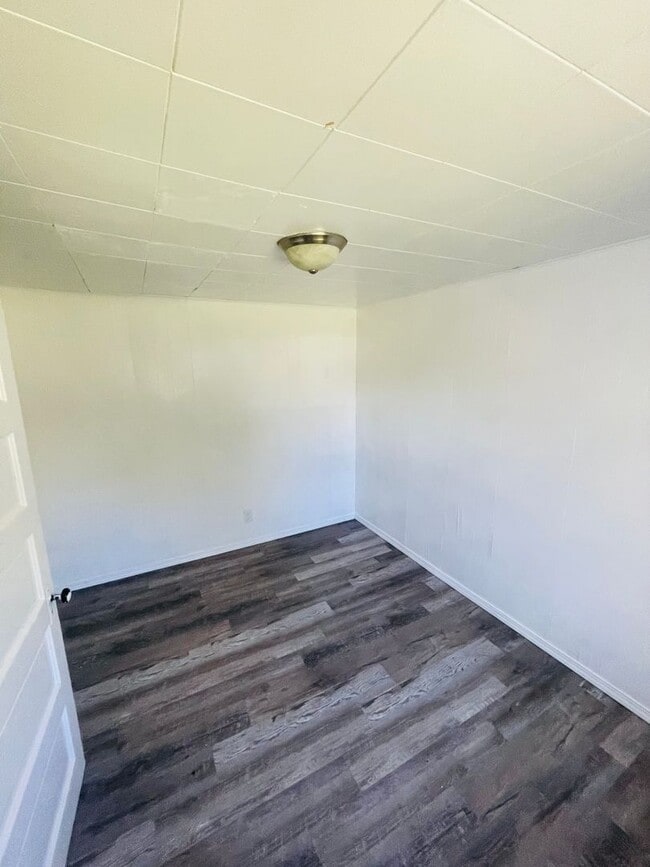 Building Photo - Cozy 2bdrm 1 bath house with yard and exte...