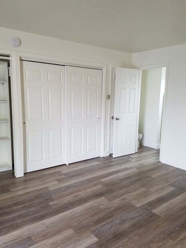 Building Photo - 518 Needham St