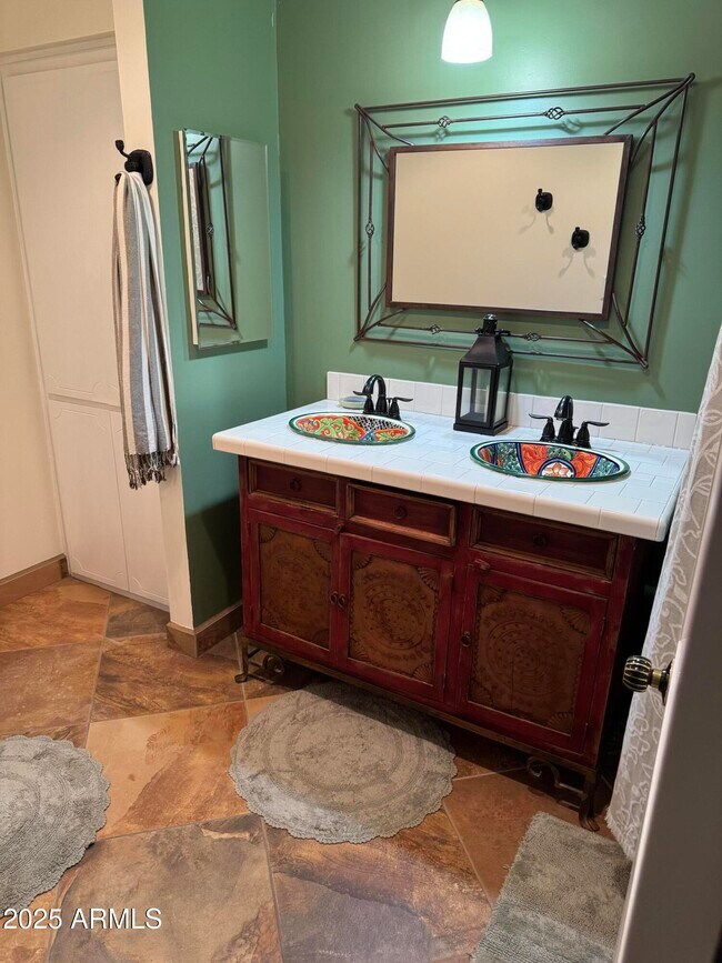 Building Photo - 1009 N Villa Nueva Dr