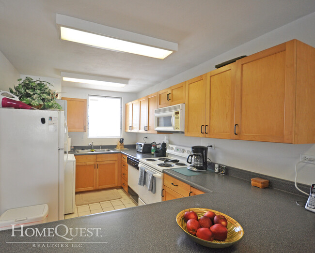 Building Photo - Fully Furnished Meridian East 2BR / 1.5BA ...