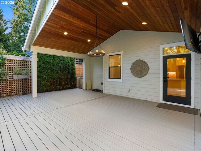 Building Photo - 9010 SW Inez St