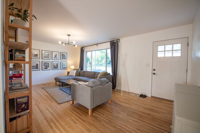 Building Photo - 757 N Hills Dr