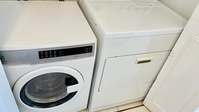 Building Photo - 107 Half Moon Cir