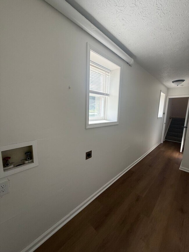 Building Photo - 449 Woodview Dr