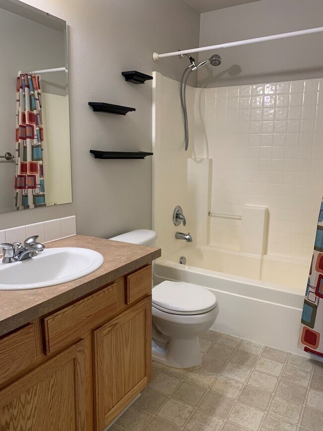 Building Photo - Great 3 bed 2 bath home in a the quiet Rai...
