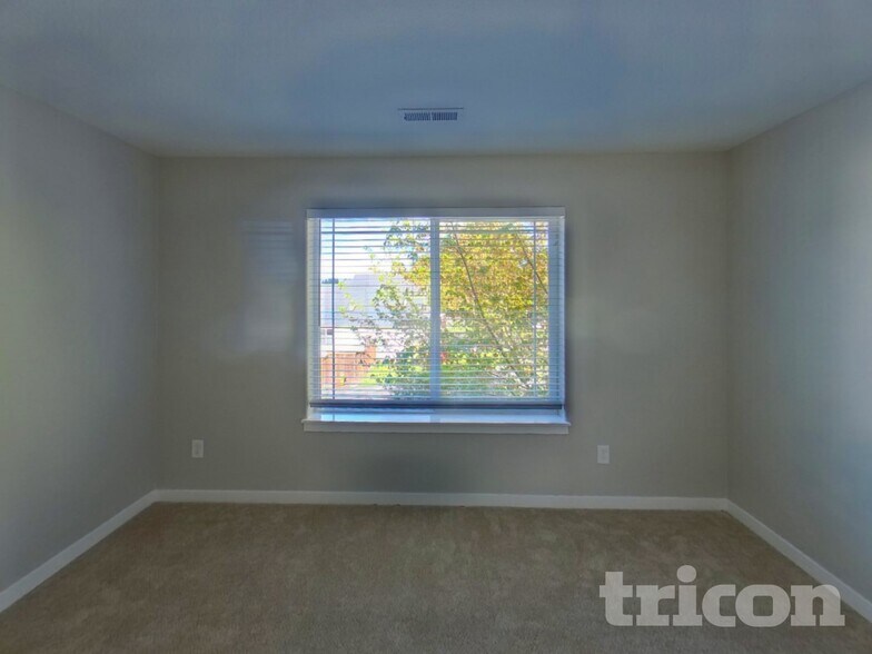 Building Photo - 6500 NE 86th Ave