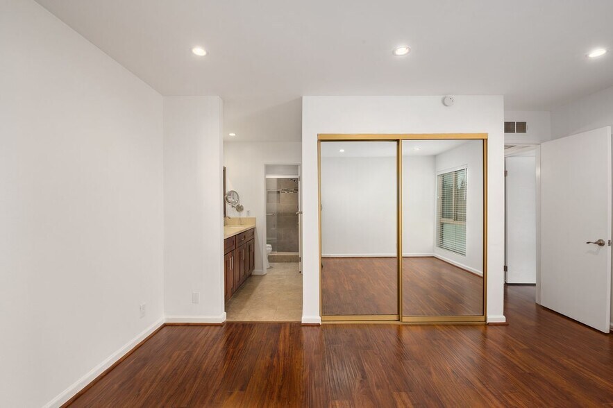 Building Photo - 4732 Park Granada