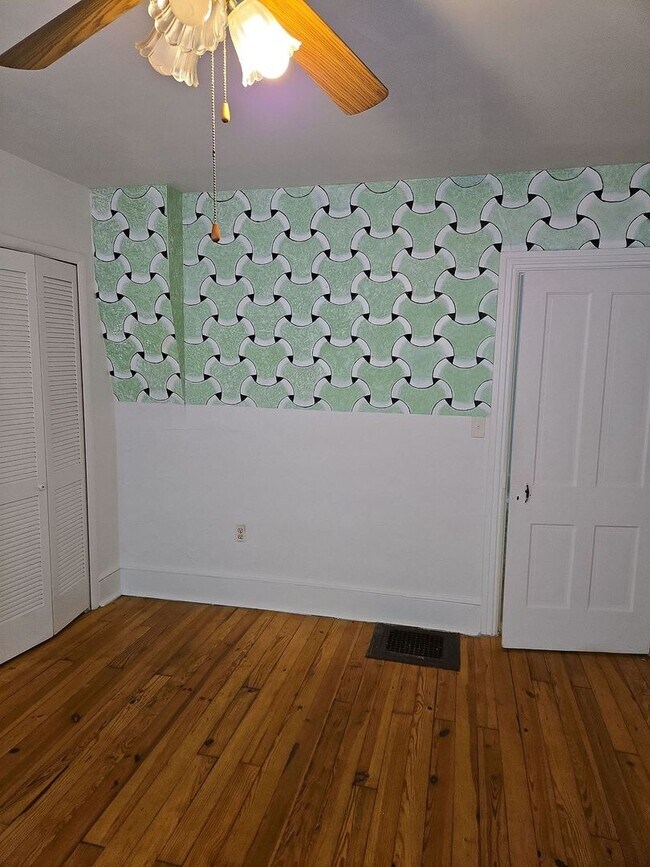 Building Photo - 552 E King St