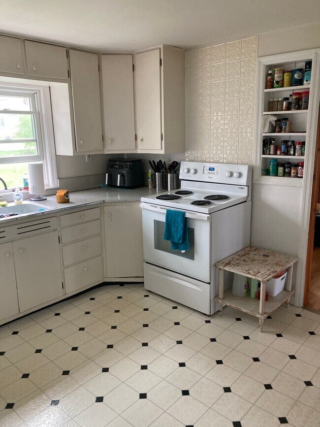 Building Photo - 3 bedroom, 1 bath House: Available August ...