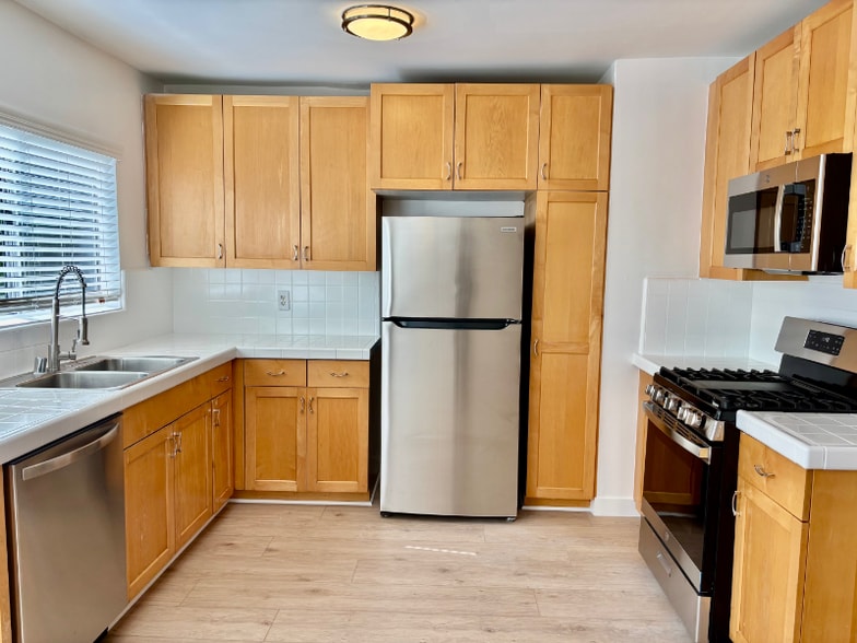 Primary Photo - 808-812 Westmount Dr