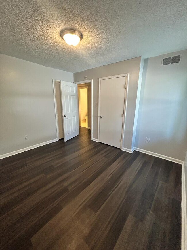 Building Photo - 6474 Kirby Trees Dr