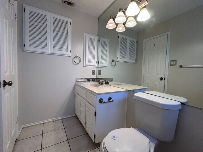 Building Photo - Charming 2BR Condo with Vaulted Ceilings, Fireplace & Pool Access