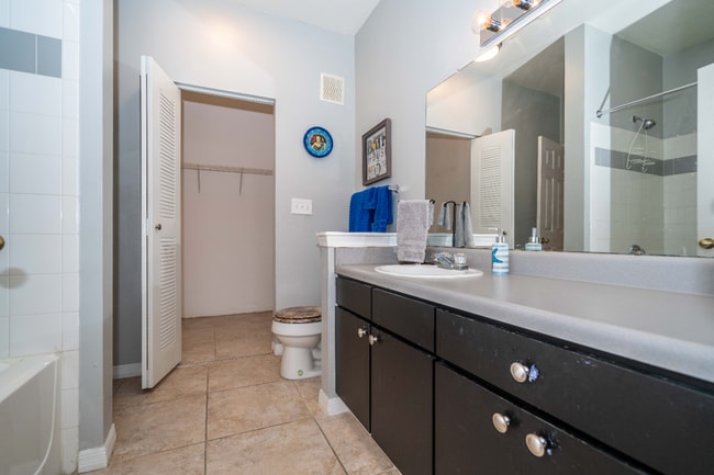 Building Photo - "Charming 2-Bed, 2-Bath Townhouse Retreat in Tampa's Serene White Lake Court!"