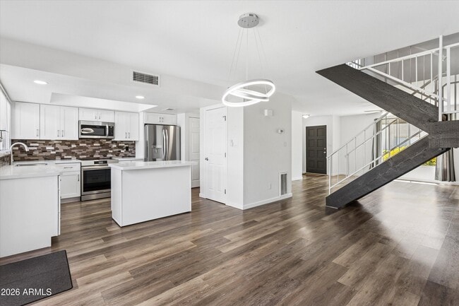 Building Photo - 8141 E Vista Dr
