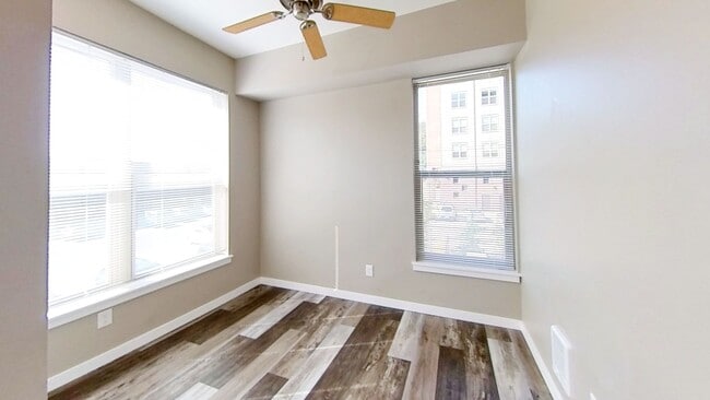 Building Photo - 2 Bed 1 Bath Coming Available in Samish Station Apartments!