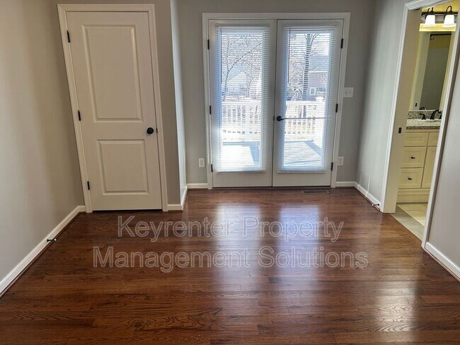 Building Photo - 33 Oak Ln