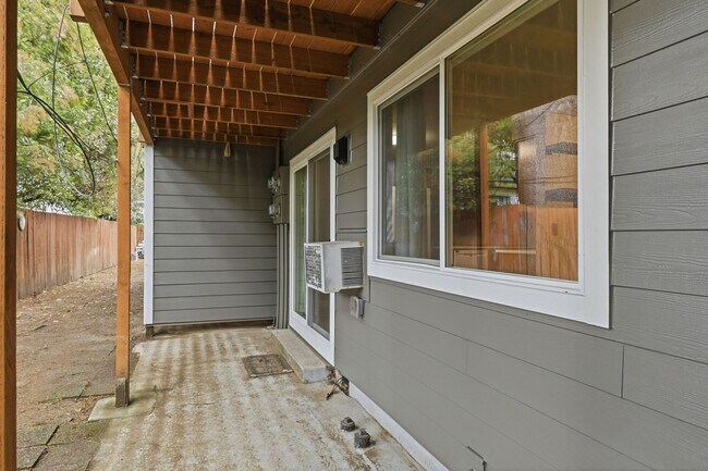 Building Photo - Charming Updated Condo in Great Location