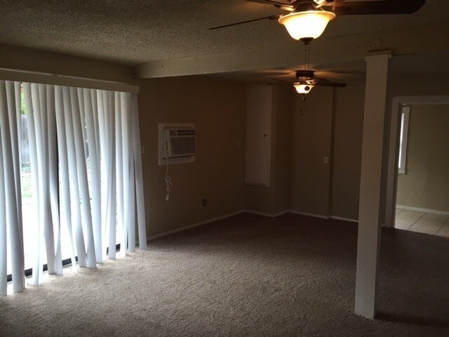 Building Photo - Huge Updated 4 Bedroom/2 Bath/2 Living Room House close to TTU - Available AUGUST