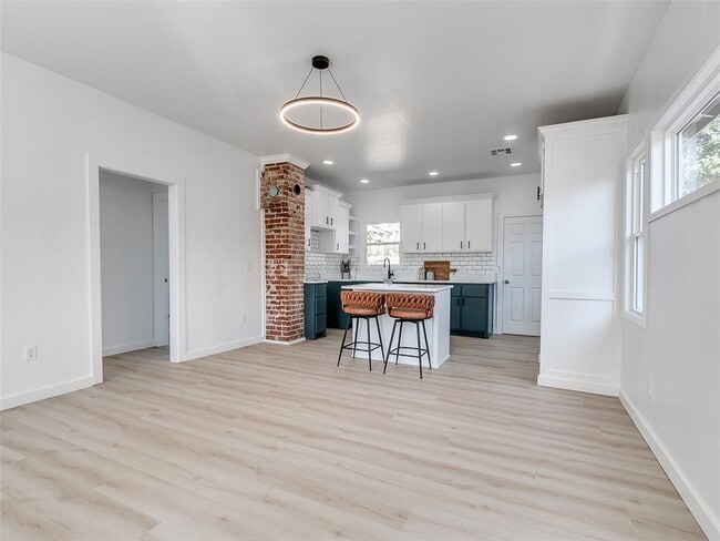 Building Photo - 1215 NW 8th St