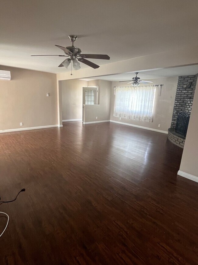 Building Photo - 3-bedrooms 2-bathrooms House for rent in Covina